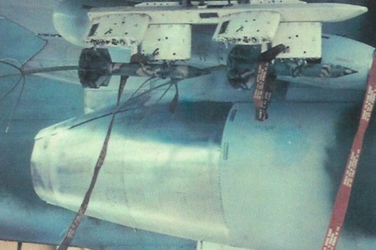 Một máy bay cường kích Mỹ đang chuẩn bị thả "Cây nhiệt đới" trên chiến trường Miền Nam Việt Nam