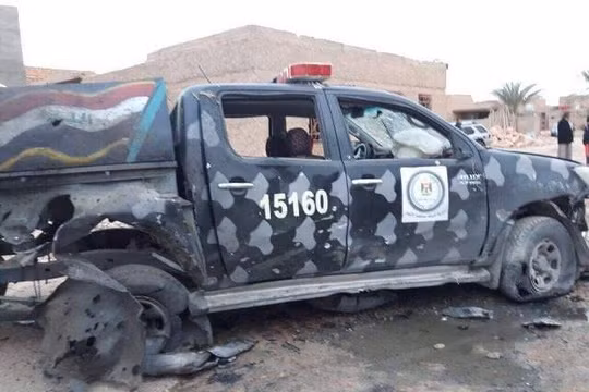 Xe an ninh chống khủng bố Iraq bị bắn cháy - ảnh quân đội Iraq