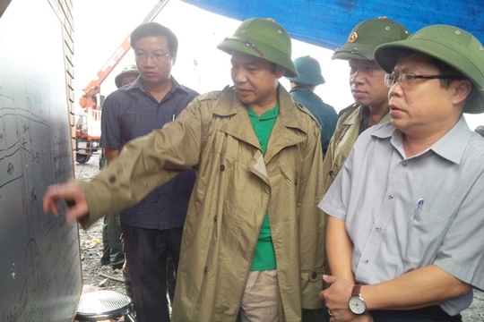 Phó Chủ tịch UBND tỉnh Đặng Huy Hậu có mặt tại hiện trường chỉ đạo cứu hộ cứu nạn. (Ảnh: Đài PTTH Quảng Ninh)