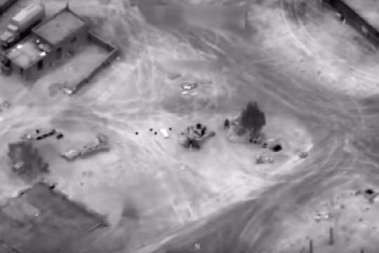 Không quân Mỹ không kích phá hủy xe tăng quân đội Syria ở Deir Ezzor