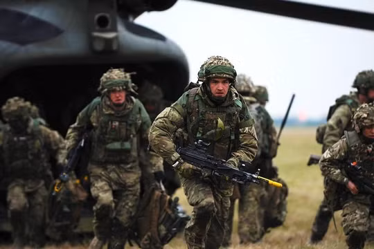 Binh sĩ quân đội Anh diễn tập đổ bộ (ảnh minh họa)