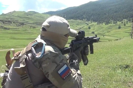 Một binh sĩ FSA Nga tiêu diệt tay súng khủng bố ở Daghestan