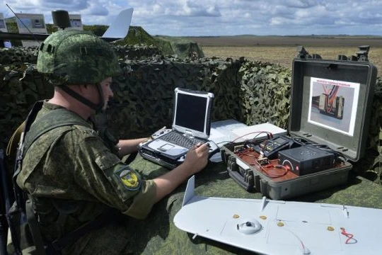 Trắc thủ điều khiển máy bay không người lái (UAV). Ảnh minh họa RIA.Novosti