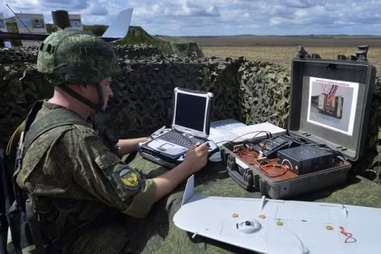 Trắc thủ điều khiển máy bay không người lái (UAV). Ảnh minh họa RIA.Novosti