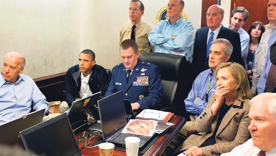 Tổng thống Mỹ Barack Obama trong Phòng Tình huống theo dõi tiến triển chiến dịch Neptune's Spear.