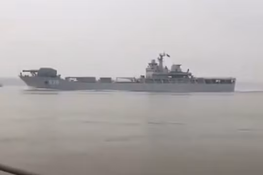 Tàu đổ bộ xe tăng Hải Dương Sơn gắn pháo ray điện từ trên đường ra biển thử nghiệm.