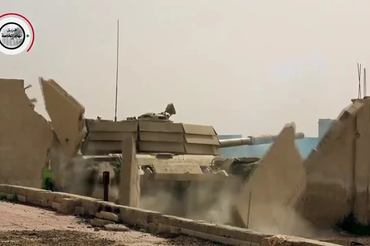 Xe tăng Vệ binh Cộng hòa đột phá qua tường sân gần làng Jisreen - ảnh minh họa video