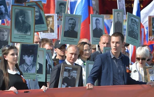 Tổng thống V.Putin tham gia đoàn diễu hành “Trung đoàn Bất tử“