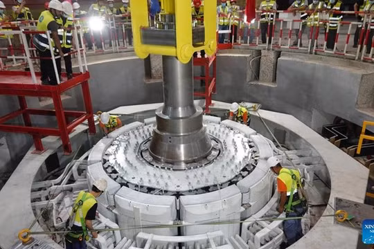 Lắp đặt tuabin phát điển ở nhà máy điện Kokhav Hayarden. Ảnh CGTN