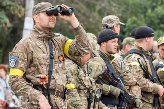 Nhóm binh sĩ Ukraine trong lực lượng ATO