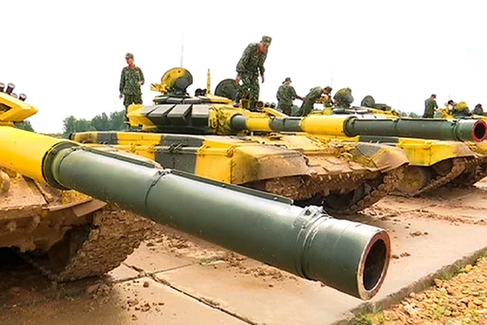 Đội xe tăng Việt Nam tham gia huấn luyện băn ở thao trường Alabino gần Moscow. Ảnh video TVZvezda