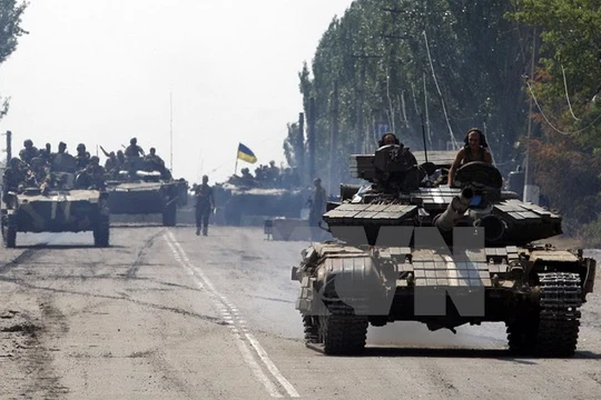 Xe tăng quân đội Ukraine tiến vào thành phố Kramatorsk, miền Đông Ukraine. (Nguồn: AFP/TTXVN)