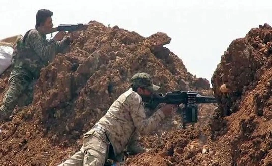 Binh sĩ quân đội Syria đánh trả cuộc tấn công của IS vào thành phố Deir ez Zor