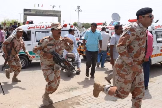 Lực lượng đặc nhiệm Pakistan bảo vệ bên ngoài bệnh viên nơi những người bị thương trong vụ tấn công được đưa tới cấp cứu. Ảnh: EPA