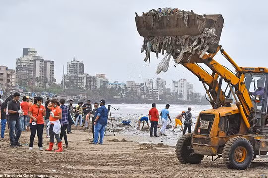Dọn rác trên bãi biển Versova ở Mumbai, Ấn Độ