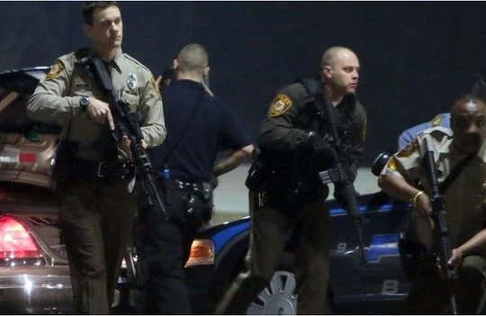 Vụ nổ súng xảy ra ngay bên ngoài trụ sở cảnh sát Ferguson (Ảnh: BBC)