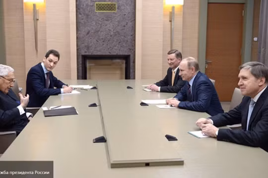 Điều bí mật gì trong cuộc gặp của Henry Kissinger với tổng thống Nga Putin?