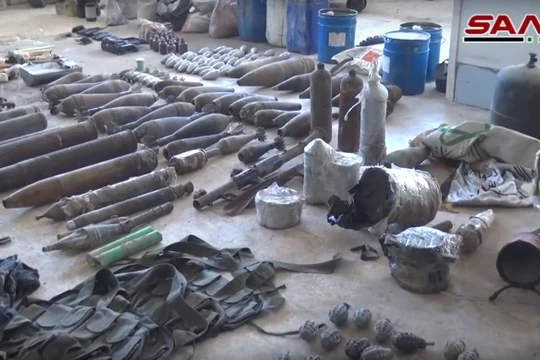 Quân đội Syria thu giữ vũ khí của lực lượng Hồi giáo cực đoan ở Đông Ghouta. Ảnh minh họa video SANA