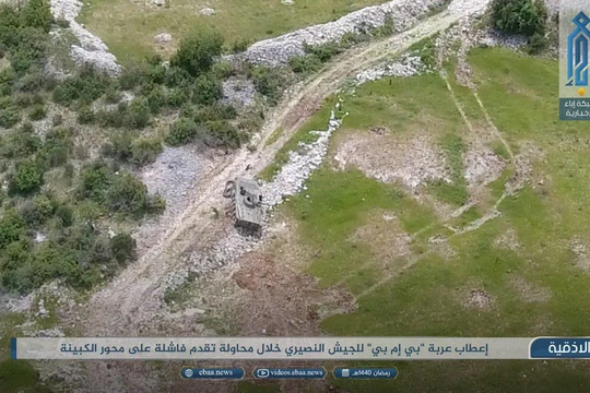 Xe bộ binh chiến đấu của sư đoàn cơ giới số 4 bị bắn hỏng trên đường tiến vào thị trấn Kabani. Latakia