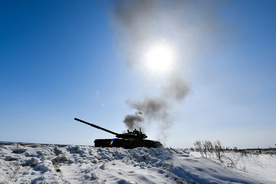 Một chiếc tăng T-72B đang tham gia cuộc đua vòng loại giải tank Biothlon thuộc quân khu phía Đông, Nga