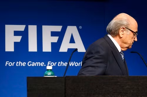 Uy tín của Blatter xuống thấp vì bê bối tham nhũng. Ảnh:Reuters.