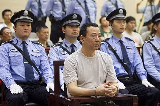 Lưu Hán thẫn thờ khi nghe quyết định của tòa án.