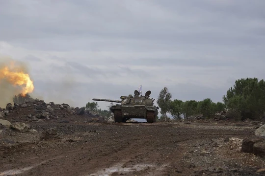 Xe tăng quân đội Syria pháo kích trên chiến trường Đông Ghouta