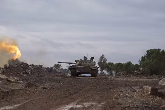 Xe tăng quân đội Syria pháo kích trên chiến trường Đông Ghouta