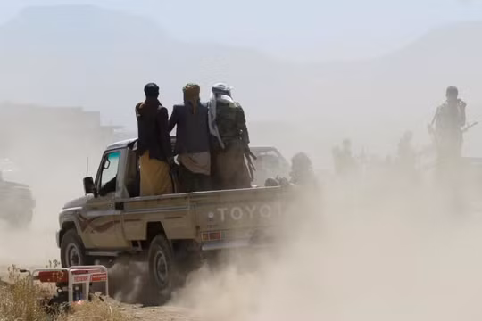 Chiến binh Houthi trên chiến trường quận Hodeidah, phía tây Yemen.