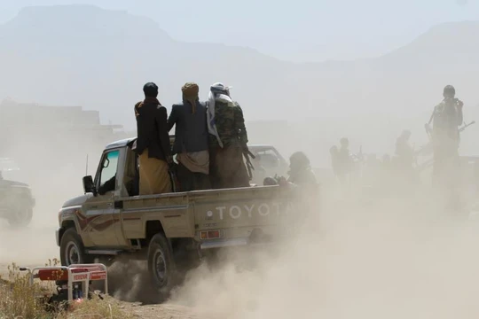 Chiến binh Houthi trên chiến trường quận Hodeidah, phía tây Yemen.