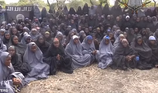 Những nữ sinh tại thị trấn Chibok bị bắt cóc vào tháng 4/2014 trong đoạn băng do Boko Haram tung ra. (Ảnh: Reuters) 