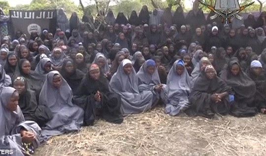 Những nữ sinh tại thị trấn Chibok bị bắt cóc vào tháng 4/2014 trong đoạn băng do Boko Haram tung ra. (Ảnh: Reuters) 
