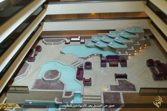 Sảnh lớn của khách sạn với nhiều bộ ghế sang trọng và các thác nước - Ảnh: Daily Mail