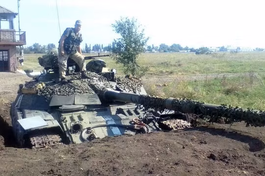 Một xe tăng của quân đội Ukraine còn lại trên sân bay Lugansk