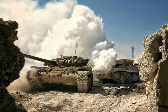 Xe tăng quân đội Syria trên chiến trường thị trấn Ayn Tarma