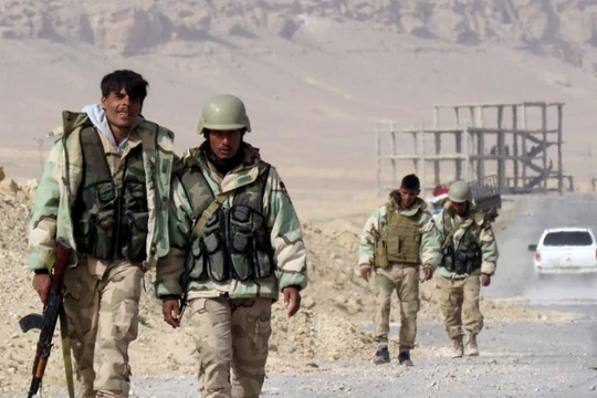 Binh sĩ quân đội Syria tiến hành cuộc tấn công vào khu mỏ khí gas Al-Hayl, sa mạc Palmyra