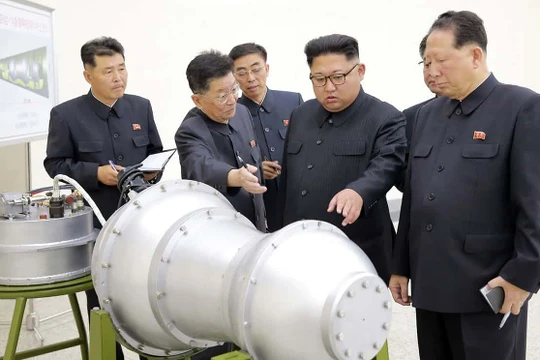 Chủ tịch Kim Jong-un tới thăm và kiểm tra hoạt động của Viện vũ khí hạt nhân, xem xét một đầu đạn có thể được lắp vào tên lửa đạn đạo liên lục địa mới - ảnh BBC