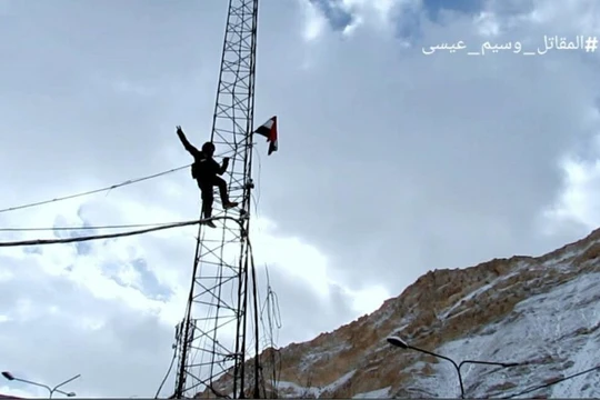Lá cờ giải phóng của quân đội Syria treo cao trên thị trấn Al-Fijeh thuộc vùng Wadi Barada