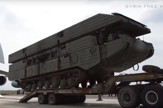 Nga đổ bộ phà tự hành PMM - 2M trên sân bay Hmeymim - Latakia - ảnh video Syrian Free News