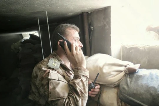 Một sĩ quan chỉ huy quân đội Syria trên chiến trường Jobar - ảnh Masdar