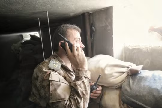 Một sĩ quan chỉ huy quân đội Syria trên chiến trường Jobar - ảnh Masdar