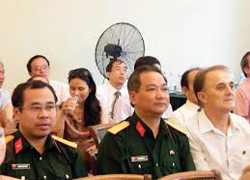 Ông V.D.Danilovich, ngoài cùng bên phải, trong một chuyến trở lại thăm Việt Nam.