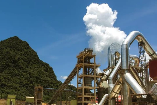 Nhà máy Xi măng Sông Gianh (Cosevco) là một trong ít nhà máy duy trì công suất hoạt động bình quân 100%