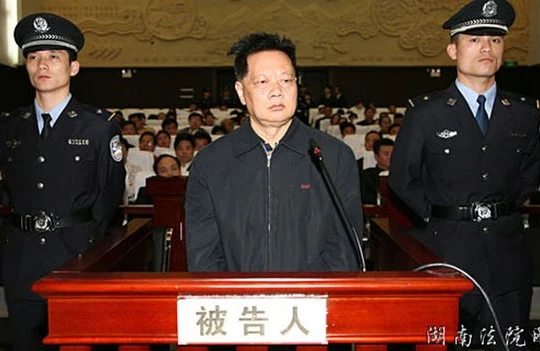 Nhiều phạm nhân Trung Quốc đã được ra tù trước hạn do hối lộ các nhân viên tư pháp và trại giam. 