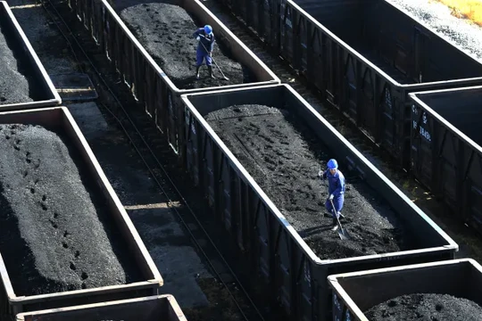 Vận chuyển than cho nhà máy nhiệt điện than. Ảnh CNBC