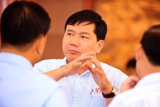 Bộ trưởng Bộ Giao thông Vận tải Đinh La Thăng (giữa) - Ảnh: Pháp luật Tp.HCM