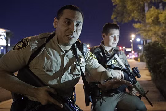 Cảnh sát Las Vegas phong tỏa khu vực xảy ra thảm họa - ảnh Reyhrer