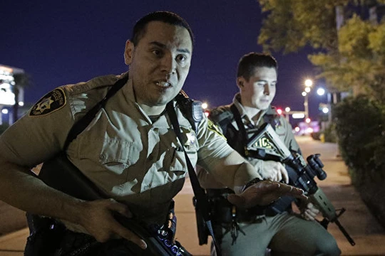 Cảnh sát Las Vegas phong tỏa khu vực xảy ra thảm họa - ảnh Reyhrer