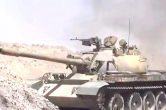 Xe tăng quân đội Syria tiến công vào thị trấn Al-Sukhnah, sa mạc phía đông tỉnh Homs