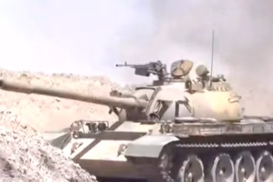 Xe tăng quân đội Syria tiến công vào thị trấn Al-Sukhnah, sa mạc phía đông tỉnh Homs